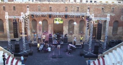 GLORYA GEYNOR ΡΩΜΑΙΚΟ ΩΔΕΙΟ ΠΑΤΡΑΣ